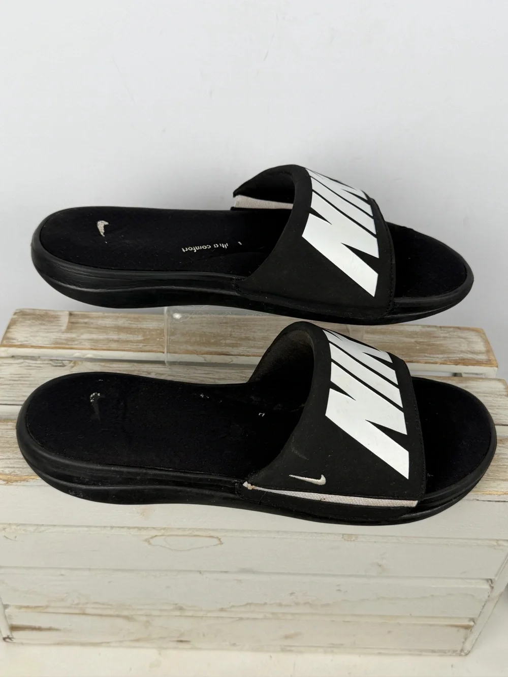 Nike Ultra Comfort 3 slide sandals white Nike logo on the strap Size 10